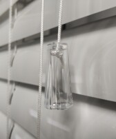 Biala-Zaluzja-Aluminiowa-Clicky-LOFT-Wapn-Koncowka-sznurka