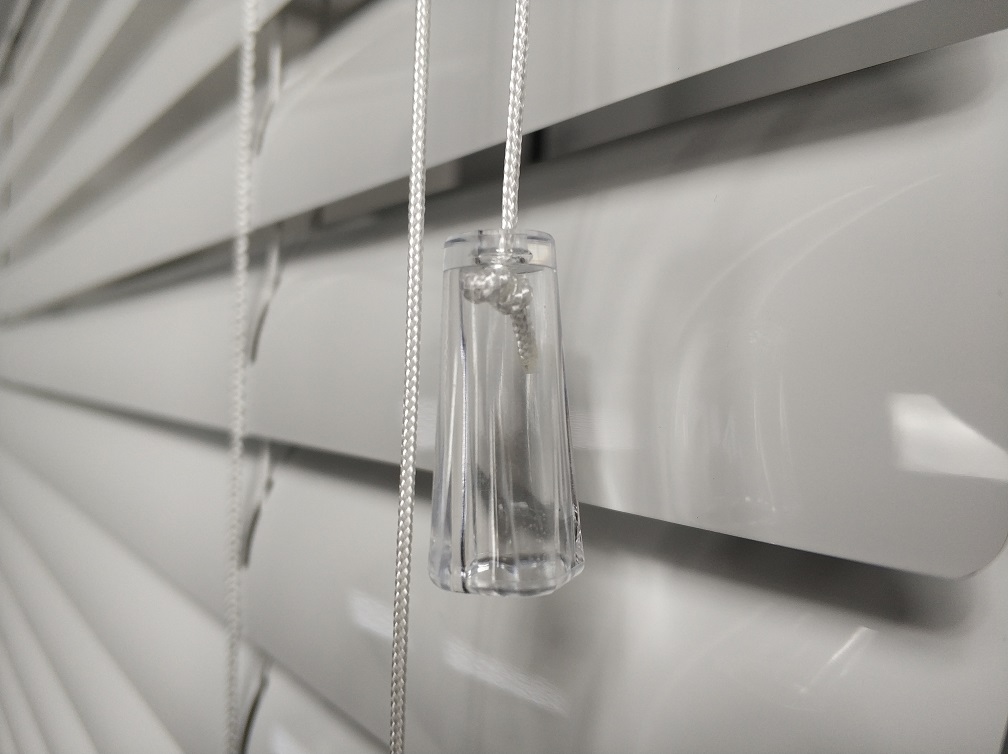 Biala-Zaluzja-Aluminiowa-Clicky-LOFT-Wapn-Koncowka-sznurka