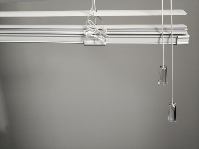 Biala-Zaluzja-Aluminiowa-Clicky-LOFT-Wapn-Obciaznik