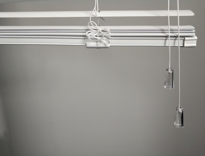 Biala-Zaluzja-Aluminiowa-Clicky-LOFT-Wapn-Obciaznik