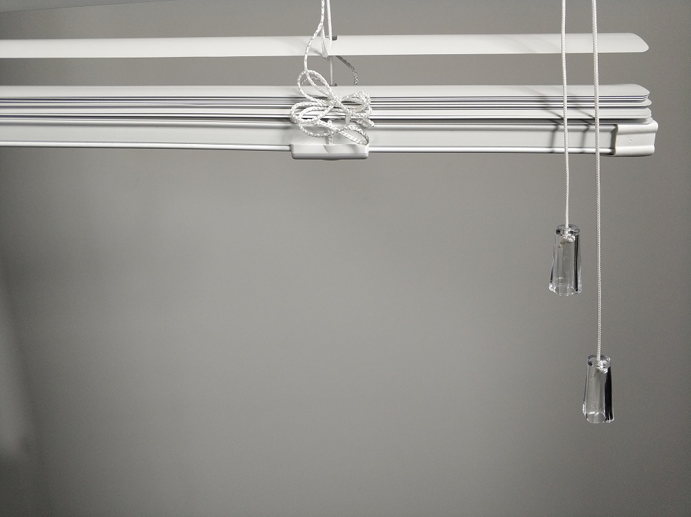 Biala-Zaluzja-Aluminiowa-Clicky-LOFT-Wapn-Obciaznik