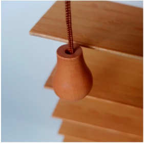 Brazowa-Zaluzja-Bambusowa-Lipowa-Kolor-GRAHAM-Flip50-CLICKY-Koncowka-Sznurka