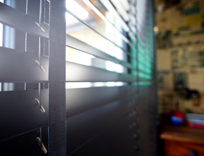 Zaluzje-drewniane-Antracytowka-Antracyt-04