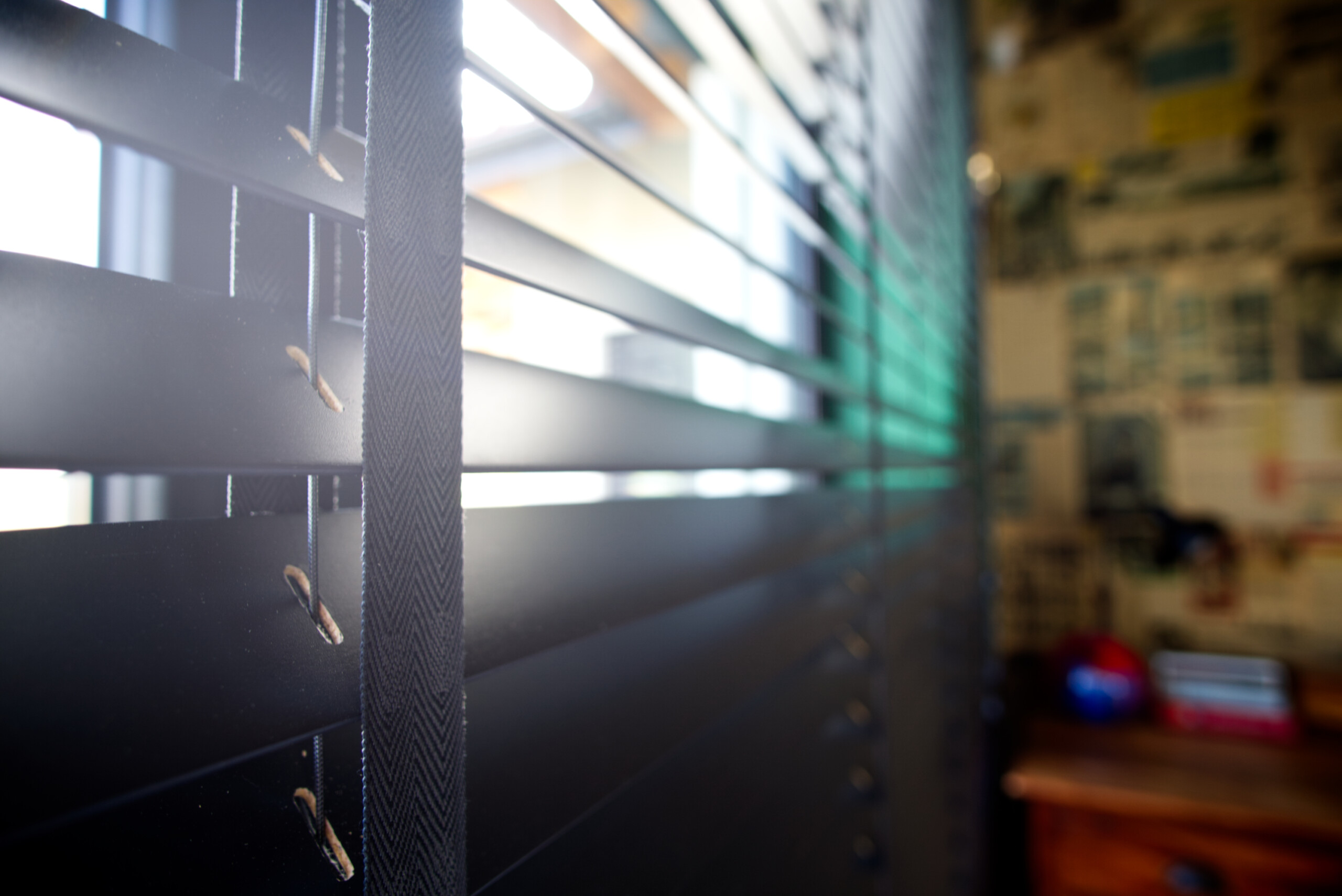 Zaluzje-drewniane-Antracytowka-Antracyt-04