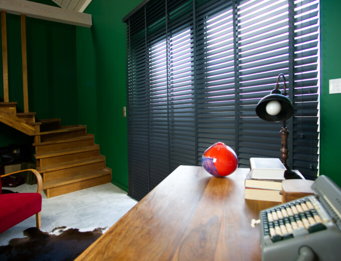 Zaluzje-drewniane-Antracytowka-Antracyt-06