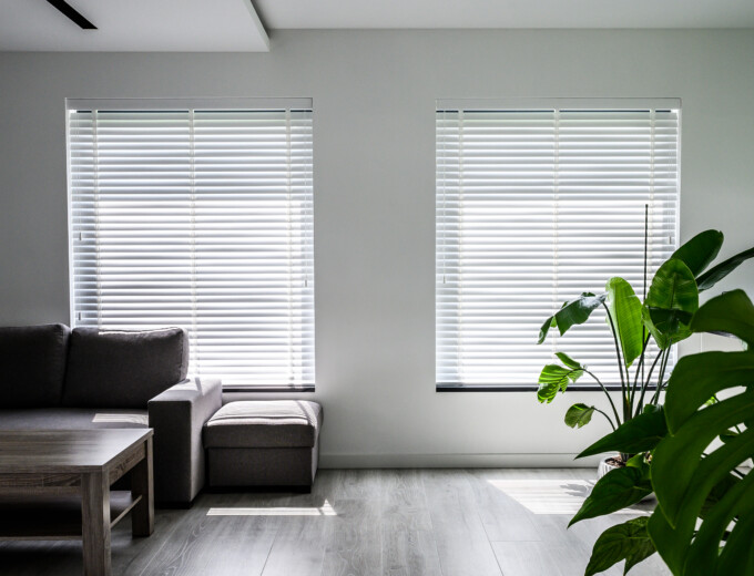 Zaluzje-drewniane-Kokos-Biale-01