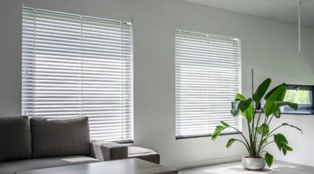 biale-zaluzje-drewniane-clicky-w-salonie