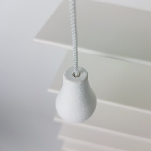 Biala-Zaluzja-Faux-Wood-Kolor-SOL-Flip50-CLICKY-Koncowka-Sznurka