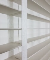 Biala-Zaluzja-Faux-Wood-Kolor-SOL-Flip50-CLICKY-Koncowka-Tasma