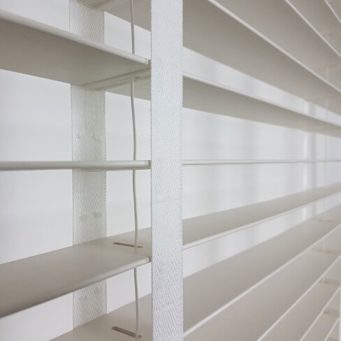 Biala-Zaluzja-Faux-Wood-Kolor-SOL-Flip50-CLICKY-Koncowka-Tasma