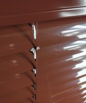 Brazowa-Zaluzja-Aluminiowa-Clicky-LOFT-Zelazo-Drabinka