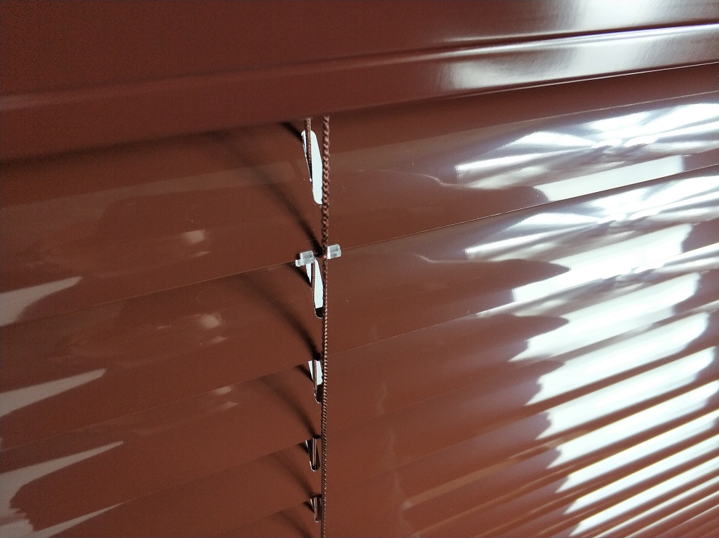 Brazowa-Zaluzja-Aluminiowa-Clicky-LOFT-Zelazo-Drabinka