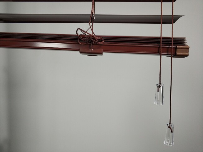 Brazowa-Zaluzja-Aluminiowa-Clicky-LOFT-Zelazo-Obciaznik