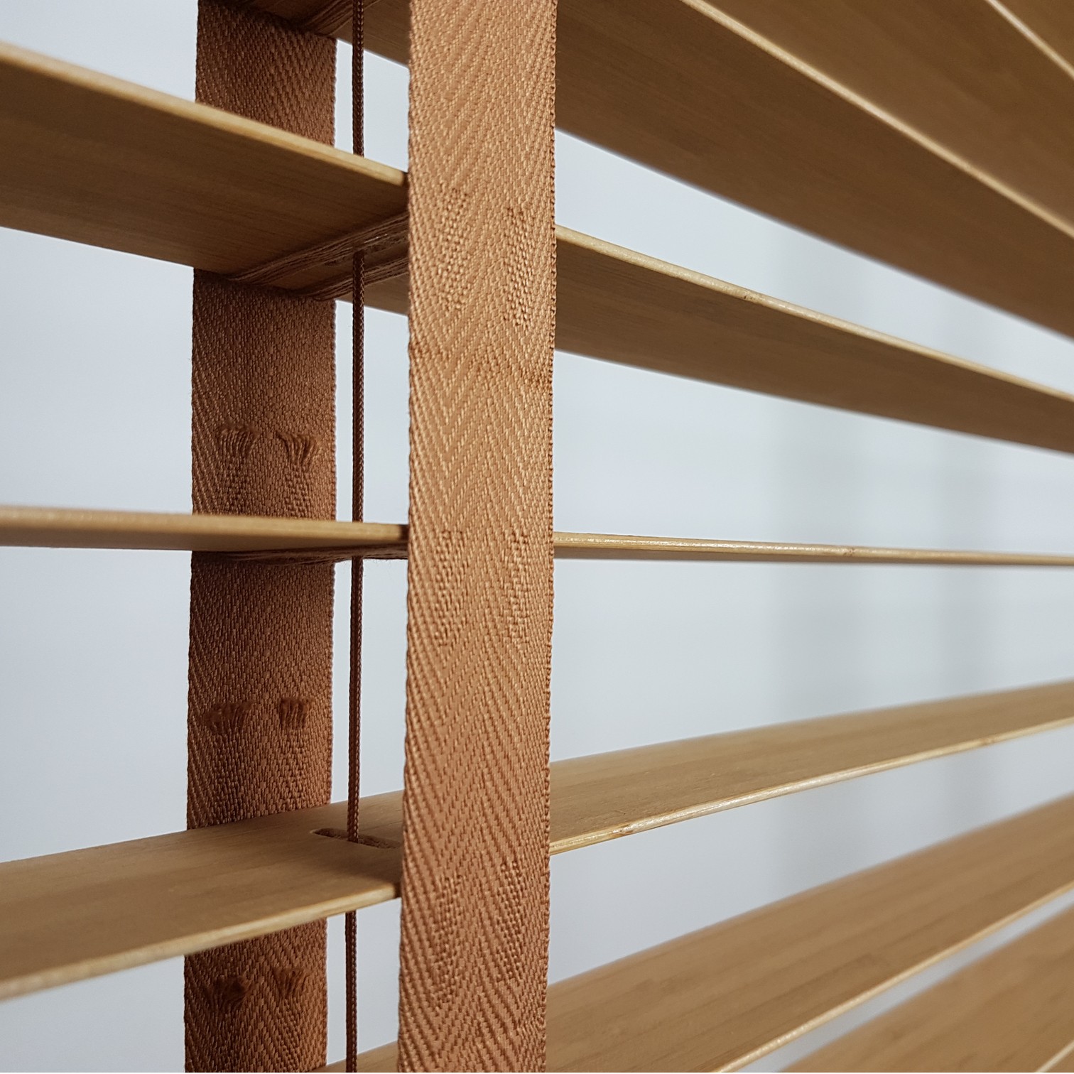 Brazowa-Zaluzja-Bambusowa-Lipowa-Kolor-MUSLI-Flip50-CLICKY-Tasma