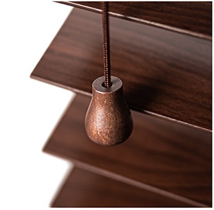 Brazowa-Zaluzja-Drewniana-Lipowa-Kolor-HERBATA-Flip50-CLICKY-Koncowka-Sznurka