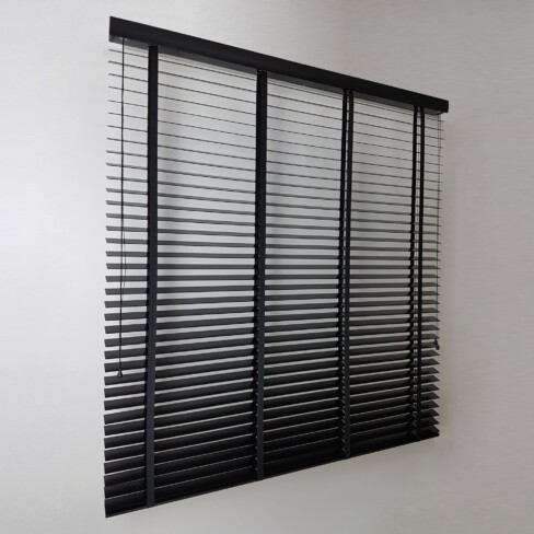 Czarna-Zaluzja-Drewniana-Lipowa-Kolor-LUKRECJA-Flip50-CLICKY-Ukos