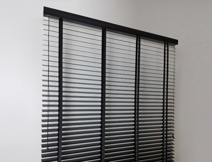 Czarna-Zaluzja-Drewniana-Lipowa-Kolor-LUKRECJA-Flip50-CLICKY-Ukos