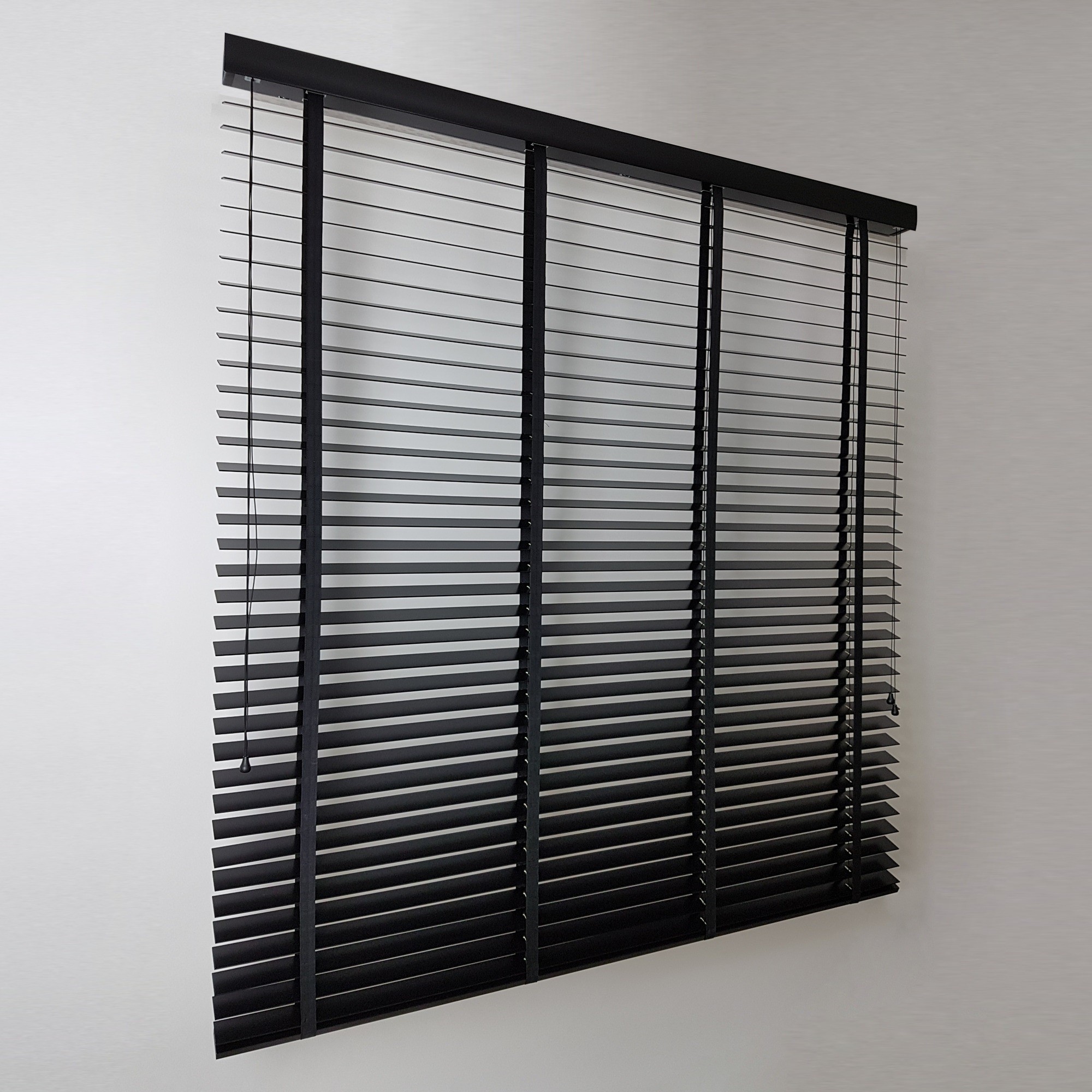 Czarna-Zaluzja-Drewniana-Lipowa-Kolor-LUKRECJA-Flip50-CLICKY-Ukos