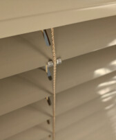 Ecru-Zaluzja-Aluminiowa-Clicky-LOFT-Kwarc-Drabinka