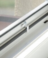 Biała moskitiera ramkowa CLICKY Buzz wnętrze Biała moskitiera ramkowa CLICKY Buzz wnętrze