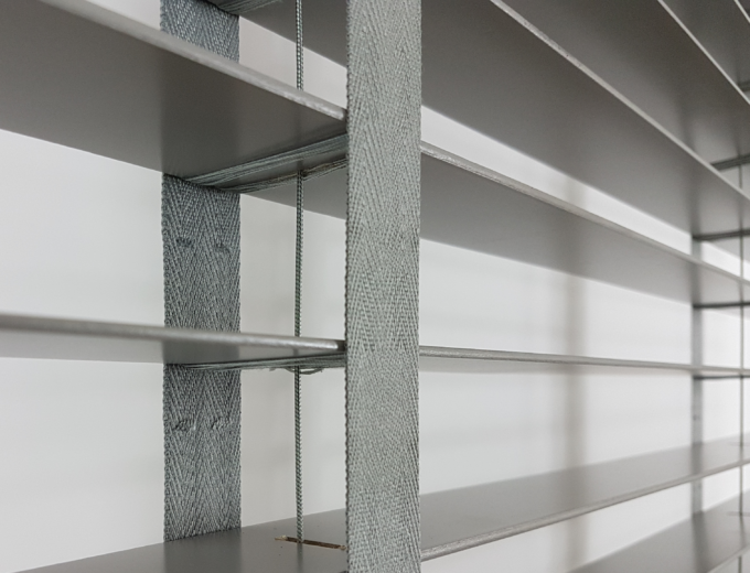 Szara-Zaluzja-Drewniana-Lipowa-Kolor-TOFU-Flip50-CLICKY-Tasma