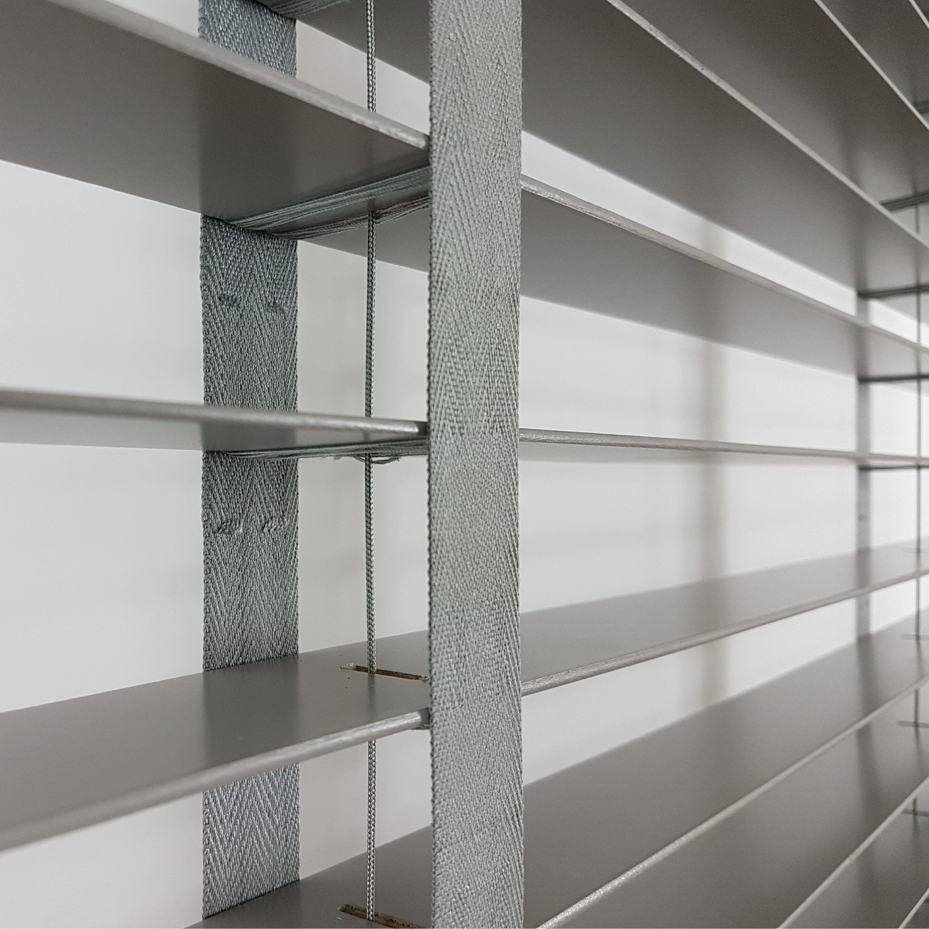 Szara-Zaluzja-Drewniana-Lipowa-Kolor-TOFU-Flip50-CLICKY-Tasma