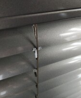 Szary-Brazowy-Zaluzja-Aluminiowa-Clicky-LOFT-Wanad-Drabinka