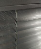 Szary-Zaluzja-Aluminiowa-Clicky-LOFT-Cynk-perforowany-Drabinka