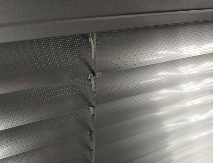 Szary-Zaluzja-Aluminiowa-Clicky-LOFT-Cynk-perforowany-Drabinka