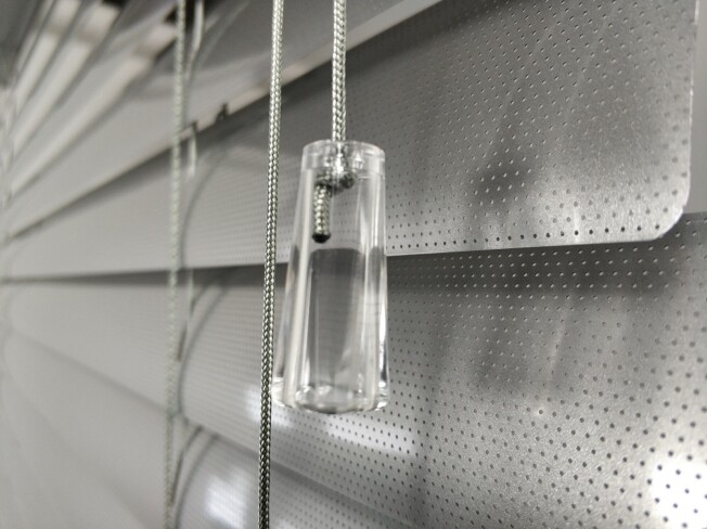 Szary-Zaluzja-Aluminiowa-Clicky-LOFT-Cynk-perforowany-Koncowka-sznurka