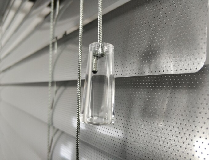 Szary-Zaluzja-Aluminiowa-Clicky-LOFT-Cynk-perforowany-Koncowka-sznurka