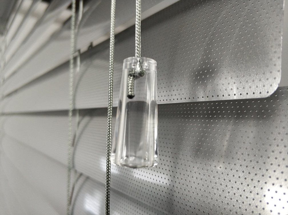 Szary-Zaluzja-Aluminiowa-Clicky-LOFT-Cynk-perforowany-Koncowka-sznurka