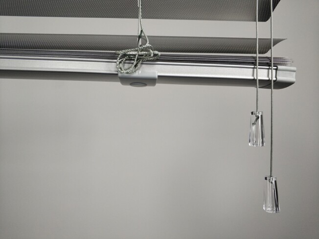 Szary-Zaluzja-Aluminiowa-Clicky-LOFT-Cynk-perforowany-Obciaznik