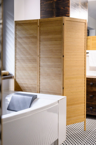 Parawan Louv 7 Parawan Louv w pokoju kąpielowym