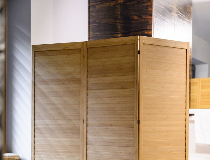 Parawan Louv 7 Parawan Louv w pokoju kąpielowym