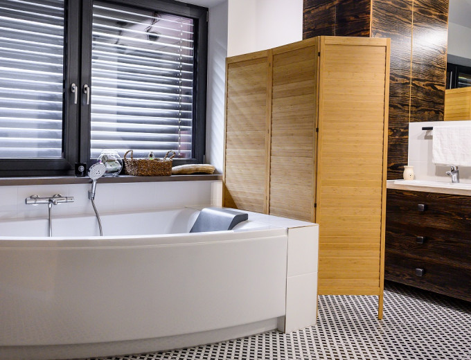 Parawan Louv 2 Parawan Louv w pokoju kąpielowym