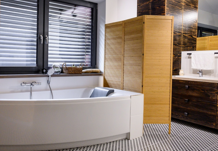 Parawan Louv 2 Parawan Louv w pokoju kąpielowym