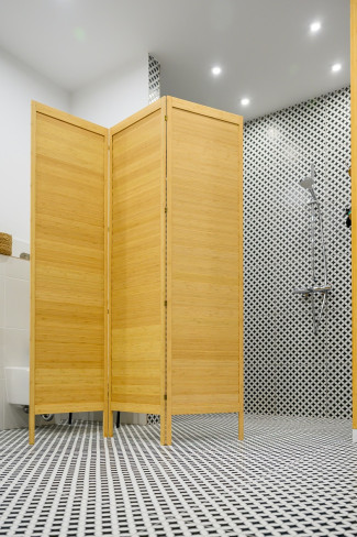 Parawan Louv 3 Parawan Louv w pokoju kąpielowym