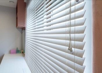 Wewnętrzne żaluzje drewniane 50 mm Clicky Flip kolor kokos sól