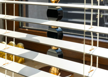 Wewnętrzne żaluzje drewniane 50 mm Clicky Flip kolor kokos sól