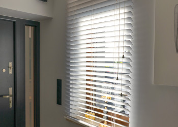 Wewnętrzne żaluzje drewniane 50 mm Clicky Flip kolor kokos sól