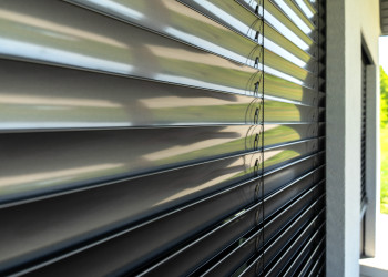 Żaluzje fasadowe C80 kolor db703 na domu